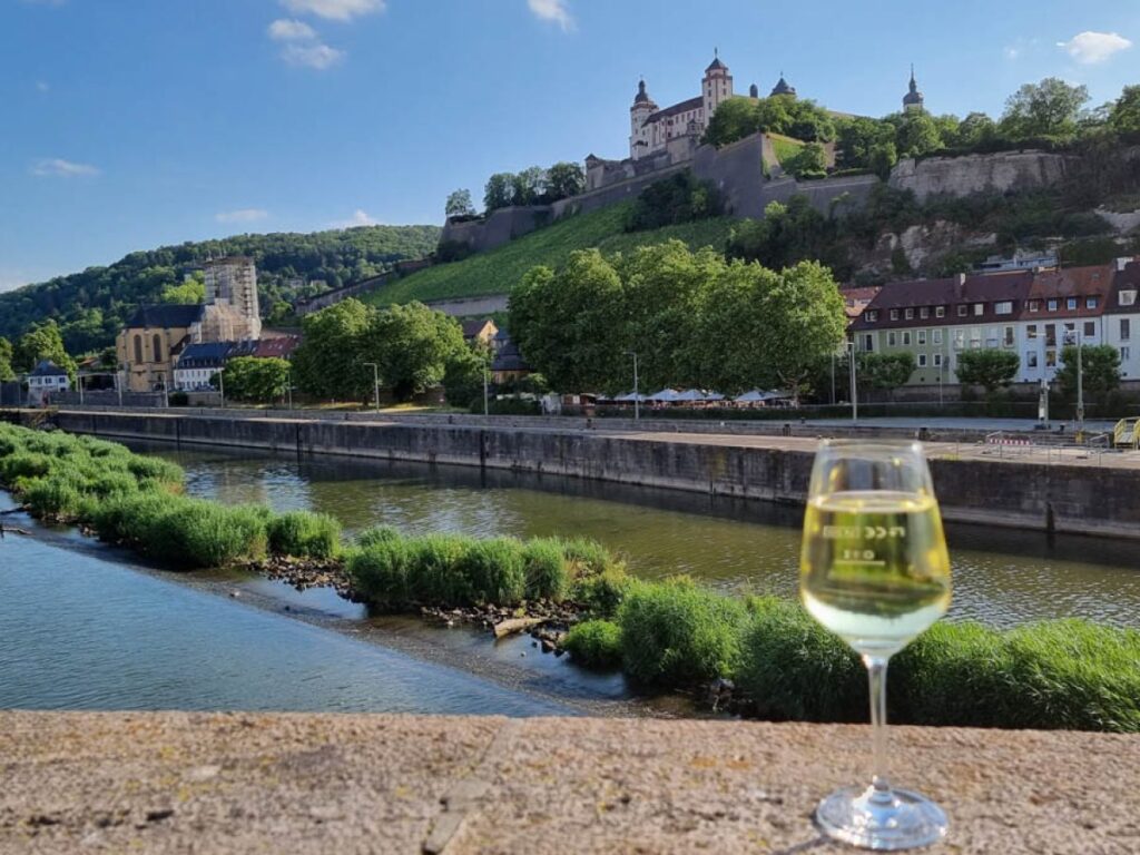 Wuerzburg wine tour with Reimagine Tours – guided vineyard and city experience Reimagine Tours Wuerzburg wine tasting and city tour Wuerzburg wine tour in English with local guide – Reimagine Tours